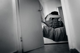 A încercat să îşi omoare fosta iubită pentru că a găsit în baie o cutie de prezervative. Tânăra a fost înjunghiată de 31 de ori